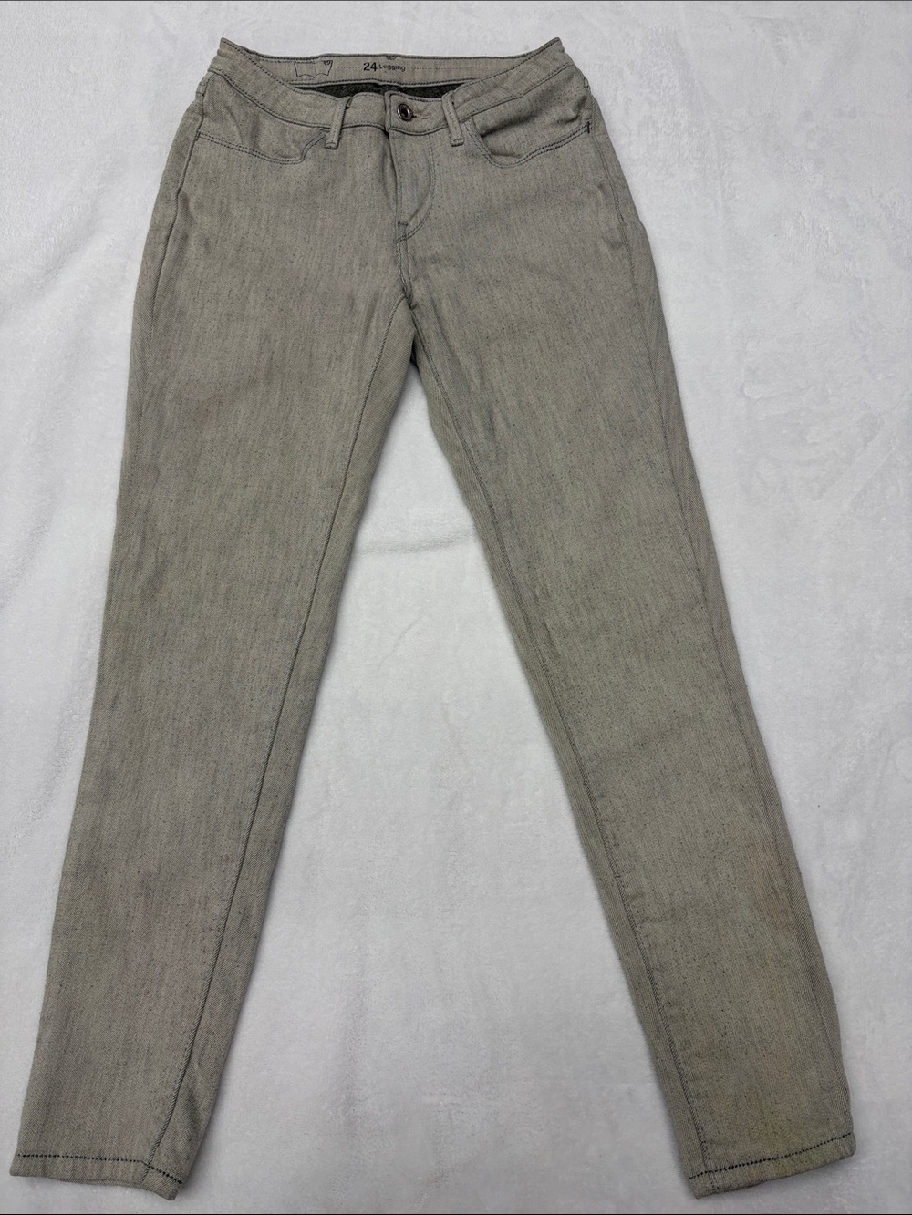 Women’s Levi's legging-fit jeans in size 24 in Light Gray